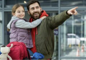 Ci dissero che i nostri biglietti erano stati cancellati per fare posto a un VIP. Non protestai. Mandai solo un messaggio. Cinque minuti dopo, l’aeroporto intero si fermò.