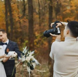 Sei mesi dopo il matrimonio di mio figlio, il fotografo delle nozze mi chiamò nel cuore della notte: “Signora, nelle fotografie c’è qualcosa di profondamente strano. Deve vederlo con i suoi occhi, la prego, venga subito”… In quell’istante compresi che nulla sarebbe più tornato come prima. Né per me. Né per mio figlio.