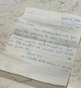 "La madre e i suoi figli hanno trovato una bottiglia con una lettera vicino al fiume. Nella lettera c'era scritto quanto segue: è davvero incredibile...