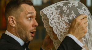 Quando scoprì, alla vigilia delle nozze, che i genitori della sposa erano semplici operai, lo sposo milionario la lasciò all’altare. Più tardi, il rimorso lo raggiunse… ma era già troppo tardi