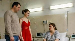 "Quella collana apparteneva alla mia defunta moglie!" urlò il magnate. Ma la risposta della donna delle pulizie zittì tutti...