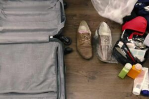 L’uomo stava preparando le valigie per andare dalla sua amante e, rivolgendosi alla moglie malata, disse soltanto: «Sono figli tuoi. Se vuoi, portali pure in un orfanotrofio. A me non importa nulla».