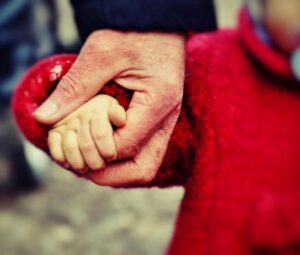 Abbiamo adottato una bambina tranquilla di 6 anni: sei mesi dopo ha detto: "Mia mamma è viva e abita dall'altra parte della strada!"