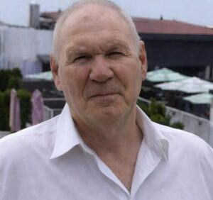 «Tu sei invecchiata, mentre io sono ancora un’aquila», mi disse mio marito durante la cena. E in quell’istante capii con una chiarezza dolorosa che non potevo più continuare a vivere così