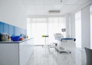 La stanza profumava di disinfettante e di coperte calde.
