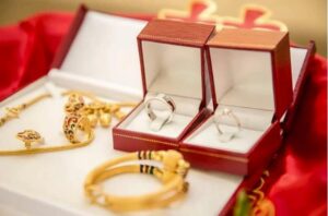 Invitò la sua ex moglie “povera” al suo matrimonio di lusso per umiliarla — ma tutto si fermò quando lei scese da un’auto di lusso con due gemelle e pronunciò parole che bloccarono la cerimonia
