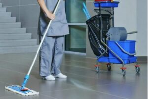 La stanza profumava di disinfettante e di coperte calde.