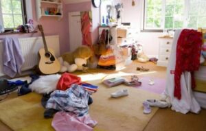 Ogni notte sentivo che c’era qualcuno in casa mia, così ho installato una telecamera nella mia stanza — al mattino, rivedendo le registrazioni, sono rimasta paralizzata dall’orrore