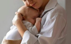 Sull’aereo, un uomo iniziò a urlare contro di me e mio figlio con un’irritazione tale da far tremare l’aria, chiedendomi di «pagare il suo biglietto» — ma quello che fece uno sconosciuto lasciò tutti i passeggeri di stucco.