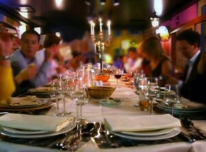 Stavo crescendo mia figlia da sola e, al suo matrimonio, il suo ricco suocero ha cercato di umiliarmi davanti a 300 invitati, finché non mi sono alzata con calma e ho chiesto: "Sapete almeno chi sono?", e ho guardato la stanza piombare nel silenzio sotto i lampadari di cristallo.