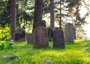 Quando i miei genitori saltarono il funerale di mia figlia per una festa in piscina, capii che non ero mai stata davvero importante