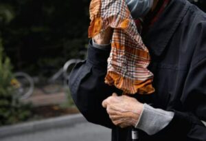 Un miliardario che tornò a casa travestito da mendicante per andare a trovare la sua famiglia rimase profondamente scioccato da ciò che scoprì.