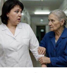 Il primario aiutò la povera infermiera per quasi un anno, dandole soldi per le medicine: la vecchia si limitava sempre a ringraziarla in silenzio, ma un giorno afferrò improvvisamente la mano del medico e sussurrò con voce inorridita: "Domani entri in ospedale dall'ingresso di servizio, poi le spiegherò tutto".