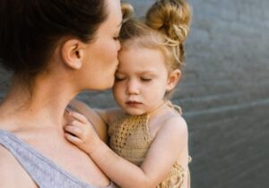 Abbiamo adottato una bambina tranquilla di 6 anni: sei mesi dopo ha detto: "Mia mamma è viva e abita dall'altra parte della strada!"