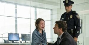 Mentre facevamo da babysitter alla mia nipotina neonata, mia figlia di sei anni stava aiutando a cambiarle il pannolino. All’improvviso gridò: “Mamma! Guarda qui!” Accorsi subito — e nel momento in cui lo vidi, non riuscii a pronunciare una parola. Mio marito prese rapidamente nostra figlia e la portò in un’altra stanza, tremando, mentre chiamava il 112.