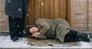 Un miliardario bussa alla porta di una casa povera cercando la figlia scomparsa — e ciò che ha trovato ha cambiato tutto…