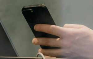 La tata cominciò a notare strani segni ogni volta che cambiava il pannolino al bambino: all'inizio cercò di non dargli alcuna importanza, ma un giorno decise di installare una telecamera nascosta — e quello che vide la rese insensibile con orrore