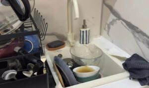 Lui mi aveva invitata a casa sua per cena, ma ciò che mi aspettava non era un pasto pronto: nel lavello c’era una montagna di piatti sporchi, mentre sul tavolo giacevano ingredienti sparsi. Con calma mi disse: «Voglio vedere che tipo di padrona di casa sei, se sai cucinare.»
