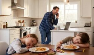 Mio marito aveva preparato la cena e, subito dopo che mio figlio ed io avevamo mangiato, ci siamo accasciati sul pavimento. Fingendo di essere svenuta, ho sentito la sua voce al telefono: «È fatto… presto entrambi non ci saranno più».