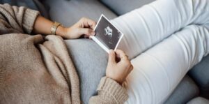 Una bambina indica il bambino... "Mi assomiglia, papà." — Il milionario si blocca quando scopre la verità.