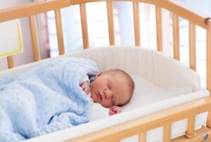La tata cominciò a notare strani segni ogni volta che cambiava il pannolino al bambino: all'inizio cercò di non dargli alcuna importanza, ma un giorno decise di installare una telecamera nascosta — e quello che vide la rese insensibile con orrore