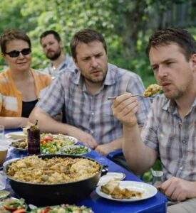 Mio marito invitò i parenti per il suo compleanno e io cucinai tutti i suoi piatti preferiti — ma suo fratello passò la serata a lamentarsi di quanto cucinassi male, arrivando perfino a compatirlo “per una moglie così terribile”