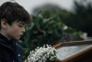 Al funerale di mio marito sua madre mi guardò negli occhi e disse freddamente: «Meglio che se ne sia andato, che dover vivere con la vergogna che gli ho procurato»