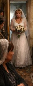 Subito dopo il matrimonio, quando la festa sembrava ormai scivolare verso un finale perfetto, un urlo lacerante squarciò l’aria della villa — un suono così disperato da gelare il sangue a chiunque lo udì. Nel giro di pochi secondi, la gioia si trasformò in paura.