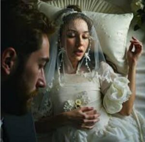 Subito dopo il matrimonio, quando la festa sembrava ormai scivolare verso un finale perfetto, un urlo lacerante squarciò l’aria della villa — un suono così disperato da gelare il sangue a chiunque lo udì. Nel giro di pochi secondi, la gioia si trasformò in paura.