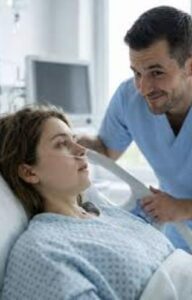 Quando i medici lo informarono che a sua moglie probabilmente restavano solo tre giorni di vita, si chinò sul suo letto d'ospedale e, mascherando la sua soddisfazione con un sorriso freddo, sussurrò: "Presto, tutto ciò che possiedi sarà mio."