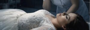 La sposa morì proprio durante la cerimonia nuziale e venne portata all’obitorio. Ma l’ausiliaria della morgue notò qualcosa di inquietante: le guance della ragazza erano rosee, vive… e il cuore batteva