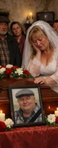 Al funerale di mio marito, mentre accanto alla bara c’erano i nostri parenti, i figli e i nipoti che piangevano il defunto, la porta si aprì all’improvviso. Nella sala entrò una donna che non avevo mai visto prima, vestita con un abito da sposa… e poi accadde qualcosa che nessuno avrebbe mai potuto immaginare