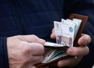 Mia madre ha rubato la carta di mia moglie per fare shopping come se fosse un suo diritto — e poi mi ha chiamato furiosa quando la carta ha smesso di funzionare.