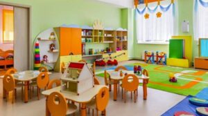 L’uomo davanti al cancello della scuola