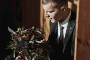 Al funerale di mio marito sua madre mi guardò negli occhi e disse freddamente: «Meglio che se ne sia andato, che dover vivere con la vergogna che gli ho procurato»