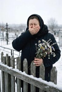 Non avevo detto nulla a mio marito e sono andata al cimitero della sua prima moglie, solo per deporre dei fiori e… scoprire qualcosa che mi ha lasciata senza fiato. Ma quando sono arrivata, ho lasciato cadere i fiori dalle mani, incapace di credere a quello che vedevo.