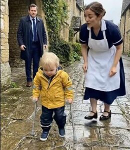 Una bambina indica il bambino... "Mi assomiglia, papà." — Il milionario si blocca quando scopre la verità.