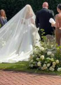 Nel giorno del matrimonio di mia sorella, una guardia di sicurezza mi fermò all’ingresso della location.