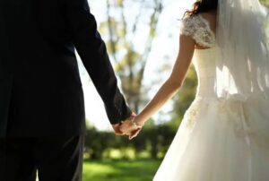 Marcus aspettava all’altare, ma al posto della sposa ricevette una busta, nella quale lei ammise freddamente di non vedere la propria vita accanto a un uomo disabile. E in quel momento, una donna delle pulizie si avvicinò a lui e fece una sola domanda, dalla quale tutti rimasero pietrificati dallo stupore.