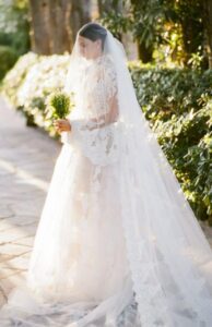 Nel giorno del matrimonio di mia sorella, una guardia di sicurezza mi fermò all’ingresso della location.