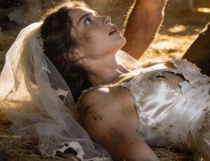 “Ho bisogno di fare l’amore… Rimani ferma o farà più male. Sarò veloce”, ansimò l’uomo, la voce bassa mentre la bloccava. “Non resistere. Farai solo peggiorare le cose”, sussurrò ancora, spingendola contro il pavimento ruvido del fienile.