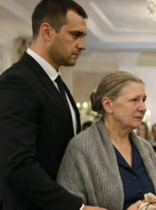 Durante il matrimonio, lo sposo, imbarazzato di fronte ai ricchi parenti della sposa, ordinò alle guardie di scortare la sua povera madre fuori dalla sala. Ma ciò che la donna fece prima di andarsene lasciò tutti gli invitati completamente sbalorditi.