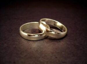 Lui mi aveva promesso che mi avrebbe sposata al suo ritorno… Ma quando, con il cuore in gola, andai ad accoglierlo, invece di un caldo abbraccio rimasi immobile: era tornato… con un’altra donna incinta. E appena un anno dopo accadde qualcosa che lo riportò прямо davanti alla mia porta, completamente umiliato