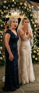 Durante un matrimonio, lo sposo ha deliberatamente gettato la sposa in una fontana, insistendo che fosse solo uno scherzo. Gli invitati hanno riso e filmato l'accaduto con i loro cellulari, e la sposa ha pianto, ma poi è successo qualcosa che ha lasciato tutti sotto shock