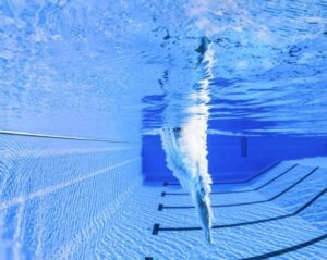 Ho rifiutato di condividere con la famiglia i soldi che avevo messo da parte per il congedo di maternità, e mia madre mi ha spinto in piscina; mentre imploravo i miei per aiuto, a salvarmi è venuta una persona da cui non me lo sarei mai aspettata.