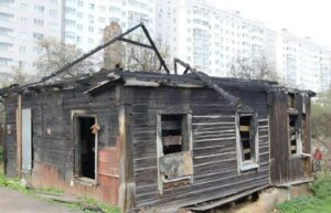Tutti i vicini pensavano che fosse una vecchia avida e malvagia: ma quando se ne andò e la porta di casa sua fu finalmente aperta, tutti rimasero sbalorditi da ciò che videro dentro