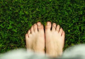 Ho assunto una donna delle pulizie per la casa di mio figlio mentre lui e sua moglie, una blogger, erano in vacanza alle Hawaii. Un'ora dopo, mi ha sussurrato: "Signore... c'è qualcuno che piange in soffitta, e non è la TV". Essendo un ex assistente sociale, ho guidato come se ne andasse della mia vita, aspettandomi di vedere un ladro o di sentire un tubo scoppiare... ma il suono era debole, tremolante e umano. Mentre calavo la scala in soffitta, la casa è piombata nel silenzio più totale, finché i singhiozzi non sono ricominciati dal mobiletto di legno nell'angolo. Ho aperto la porta... e una bambina mi ha guardato e mi ha sussurrato: "Per favore... non dirlo a Dennis".