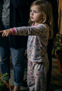Quella notte mio marito disse che avrebbe lavorato fino a tardi… ma mia figlia mi mostrò la verità