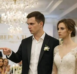 Durante il matrimonio, lo sposo, imbarazzato di fronte ai ricchi parenti della sposa, ordinò alle guardie di scortare la sua povera madre fuori dalla sala. Ma ciò che la donna fece prima di andarsene lasciò tutti gli invitati completamente sbalorditi.