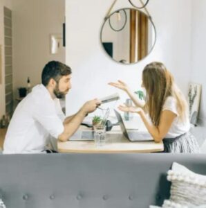 Alle 23:20, la voce di mia matrigna era calma come il ghiaccio: «Tuo padre dice che va bene—prendiamo la suite principale. Se non ti sta bene, trova un altro posto dove vivere.»